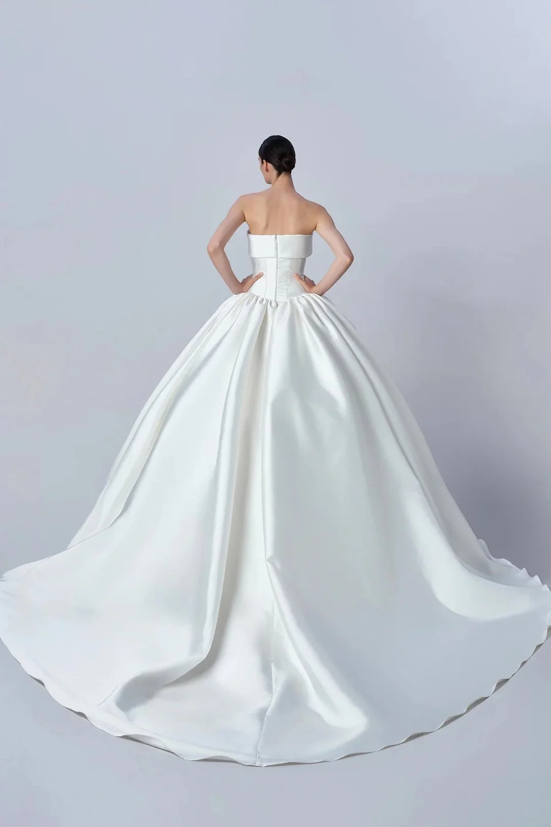 elie-saab-fall-2026-look-9-back.jpg