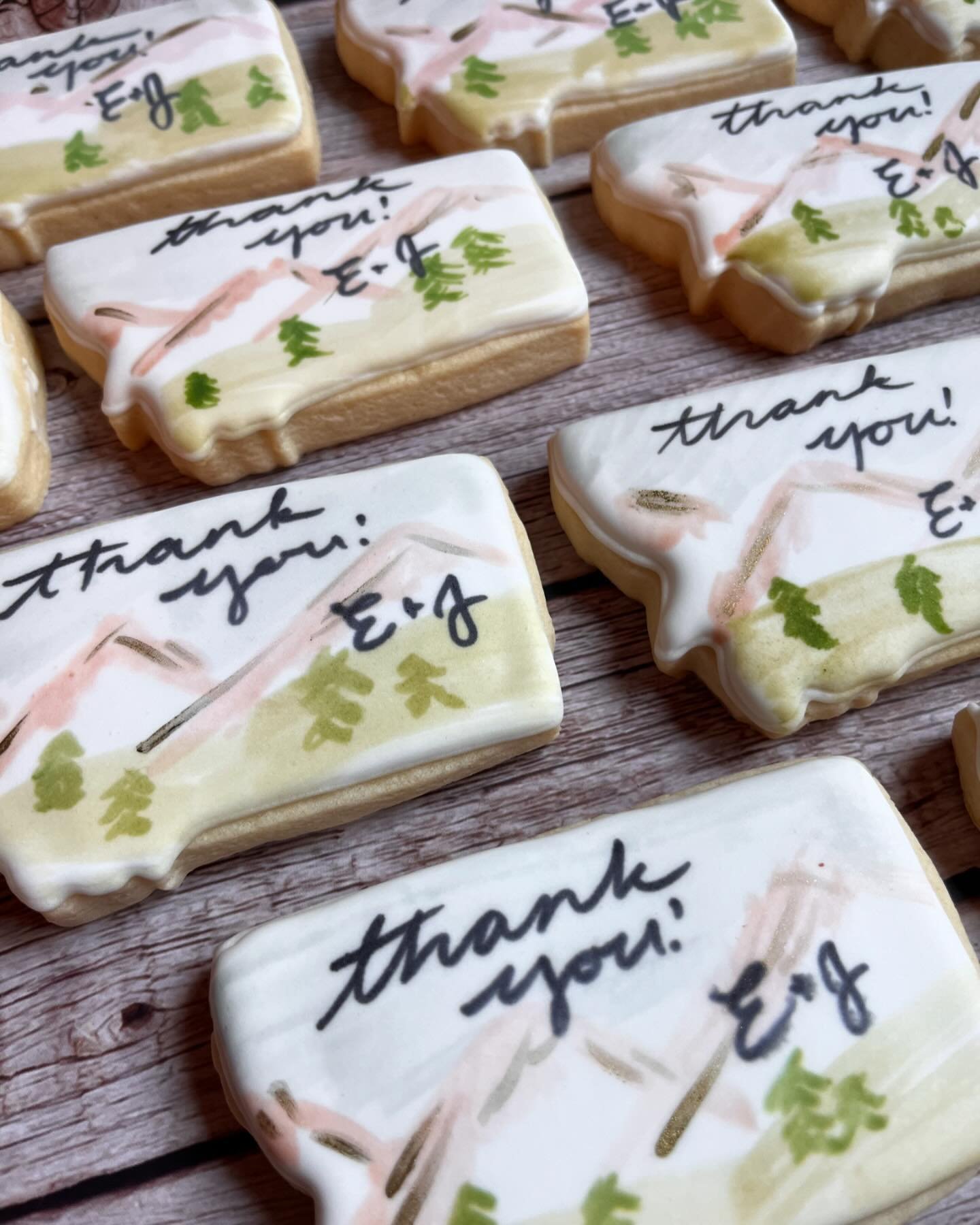 You can ensure your guests will put these favors to use! Personalized AND tasty. 🤤
.
.
.
#weddingfavors #cookiefavors #weddingcookies #royalicingsugarcookies #handpaintedcookies