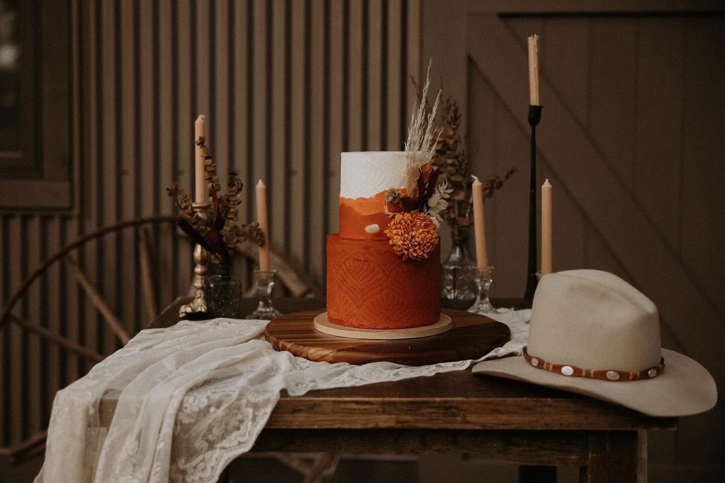 Absolutely in love with the color + raw edge + stencil combo 🤩
.
.
.
.
#guiddyup #montanawedding #westernwedding #stencilcake #weddingcake