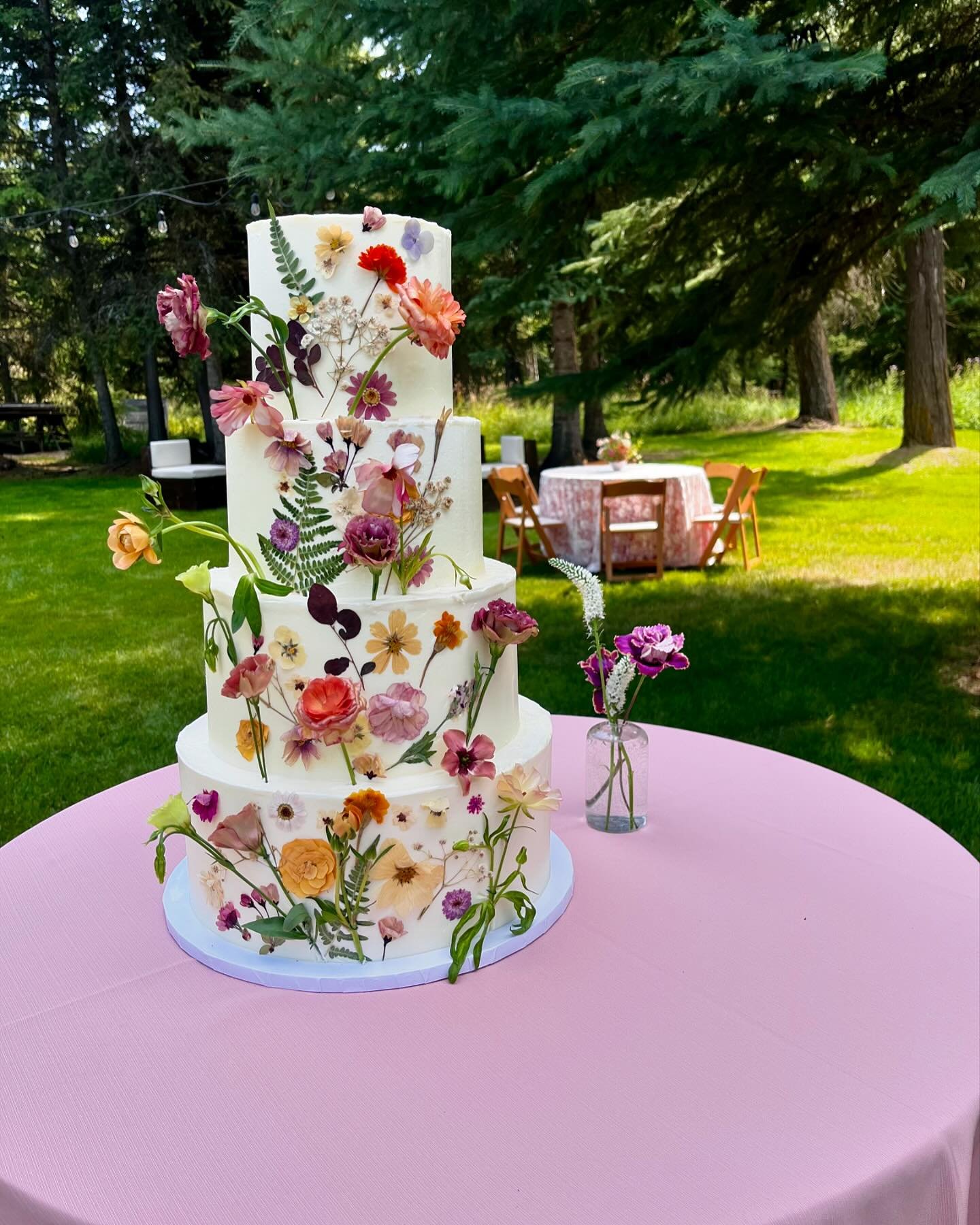 Bringing some garden party dreams to life 💐I love the combo of pressed and fresh flowers. 

Martta and Abram wanted to keep their cake up all night as part of the decor but still wanted cake for guests. So we opted for a dummy display cake with 1 ti