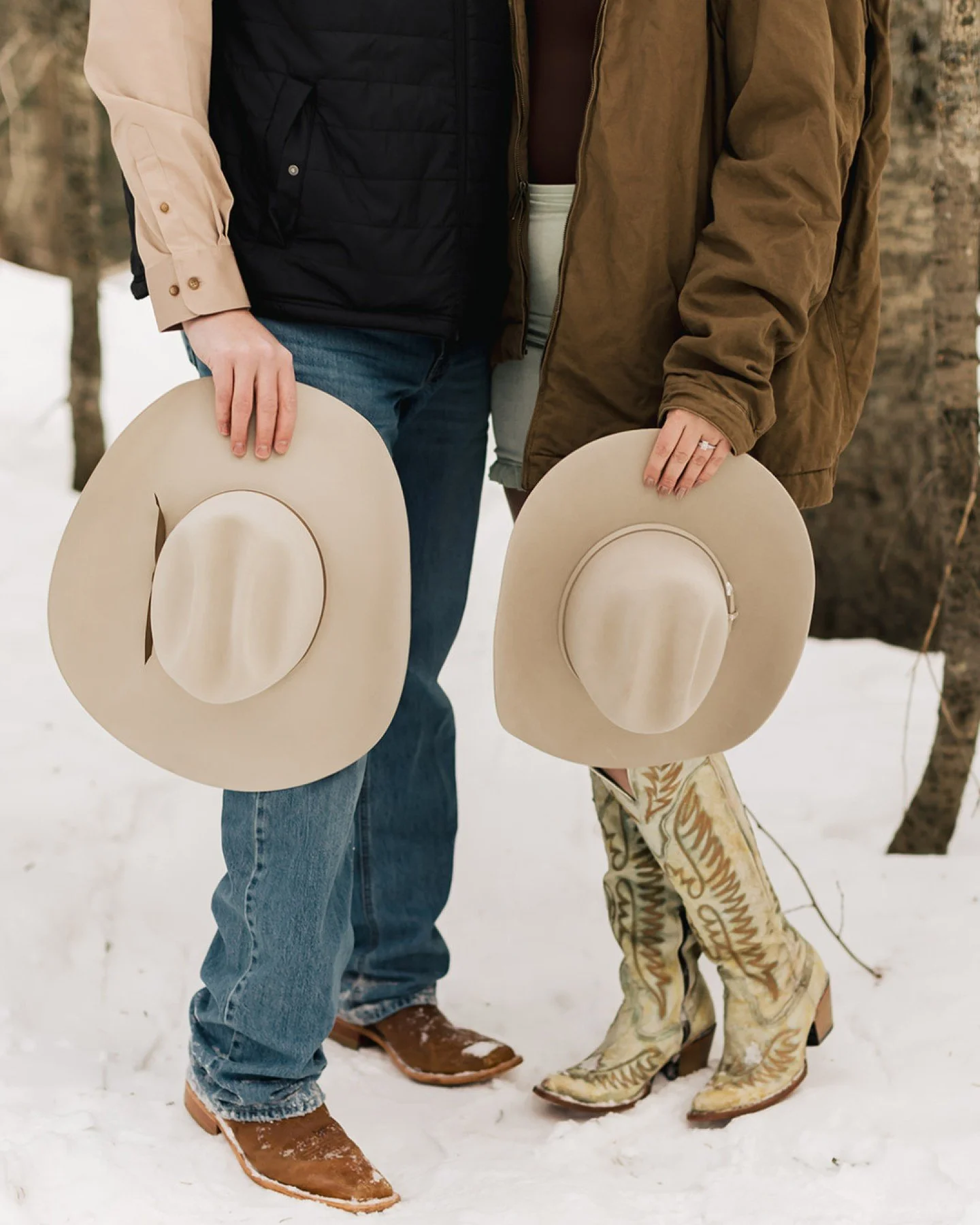 These two braved the cold and brought major western romance energy to their engagement session, and it was so iconic✨✨