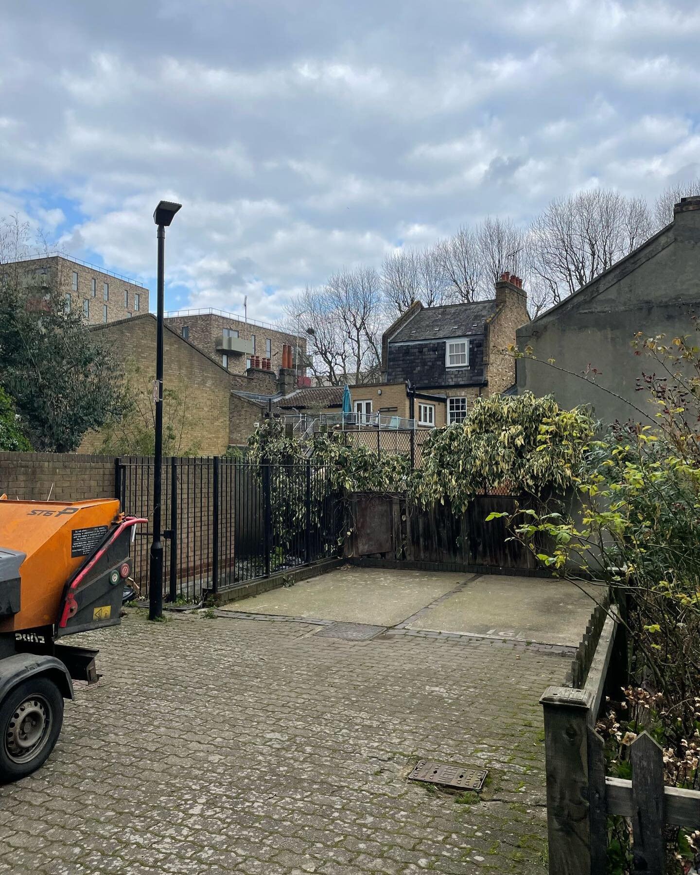 The mighty Sycamore has fallen, giving way to a breath of fresh space in Mile End! 🌳➡️🌿 Swipe to see what he site looked like before tree removal. Chigwell Tree Services &ndash; where nature meets nurture. Got trees that need tending? We're just a 