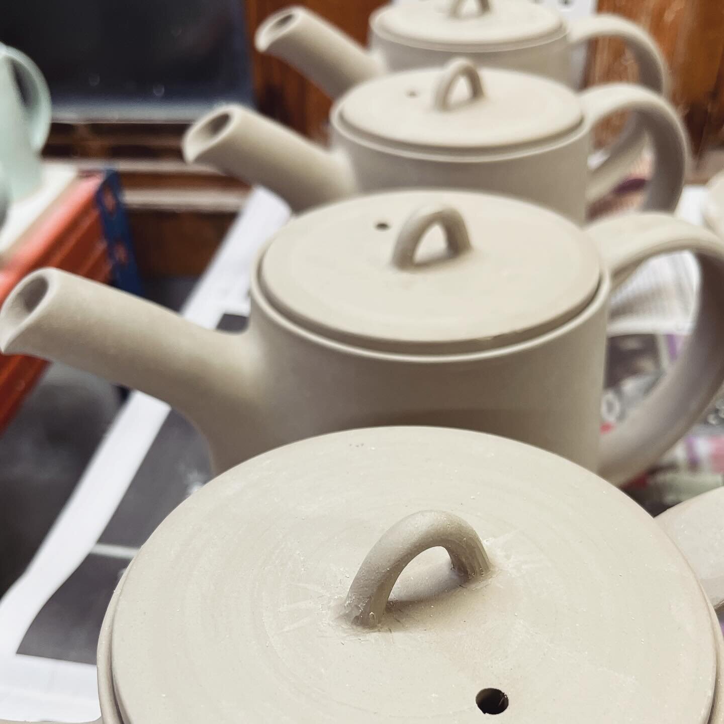 Teapotting today&hellip; hard graft that is. Very satisfying though, all those fiddly bits and technical details. Due to hot studio after a glaze firing I was able to throw and assemble the whole lot today (a loooong day). 

#teapot #handmadeteapot #