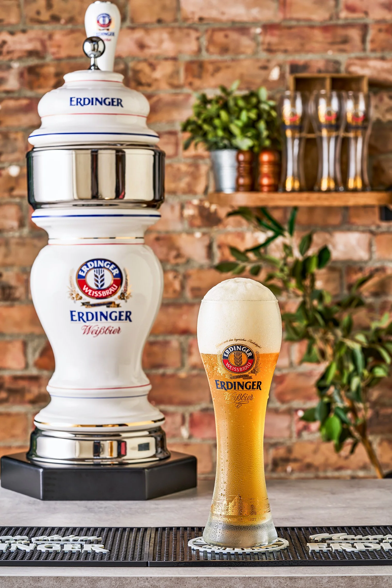 2023-05-23_R+T-Erdinger-UK+Global_PUBINDOOR-THEBAR-PintInGlassWeissbier_13847.jpg