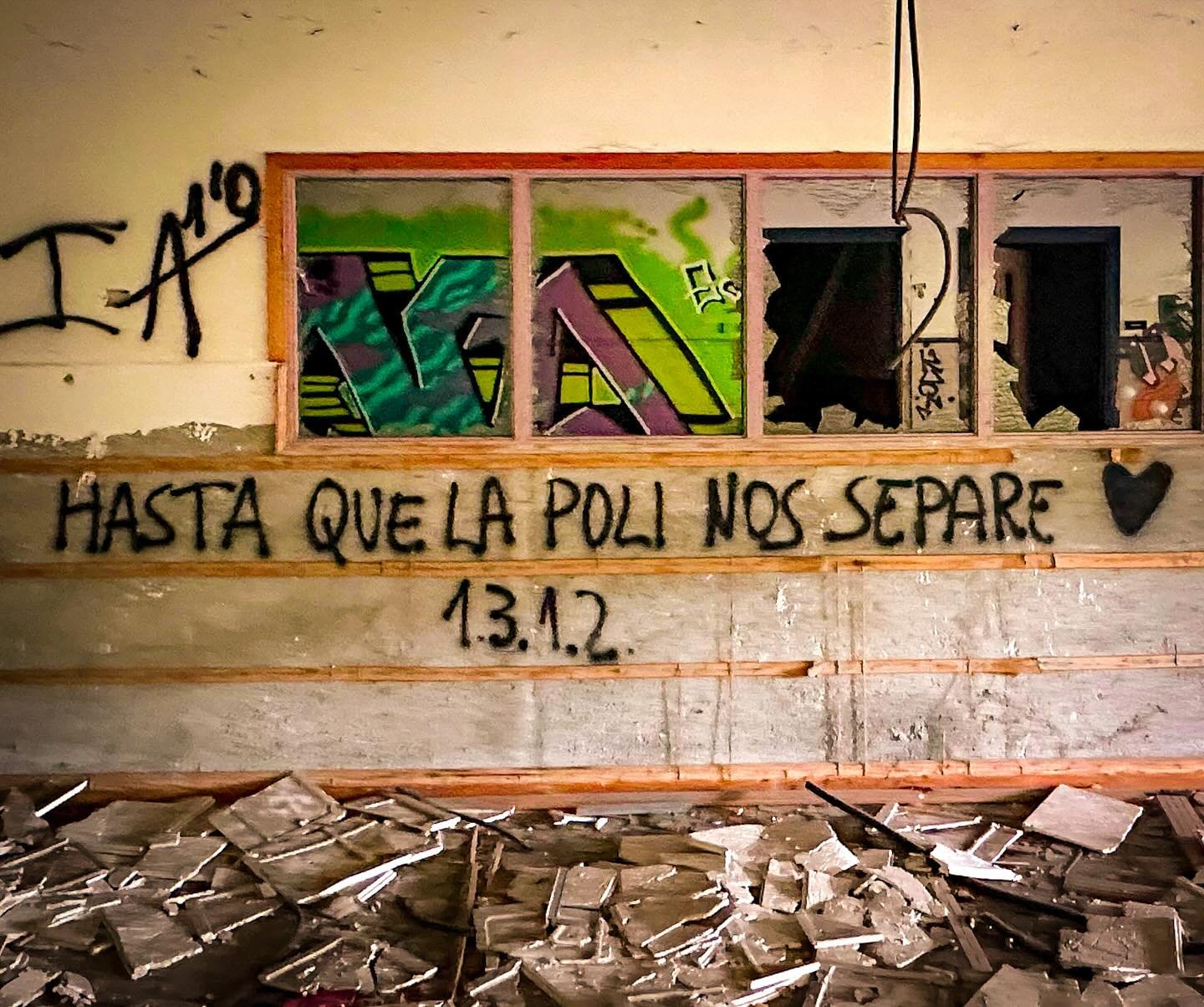 Until the police separate us&hellip;

#tv_hiddenbeauty 
#exposure_urbex 
#rustlord_textureunique 
#mytexturefix 
#urbexhero
#diamonds_of_urbex
#urbex_queens_
#global_urbex
#the_mega_urbex_challenge
#feature_urbex_king
#total_abandoned
#kings_abandone