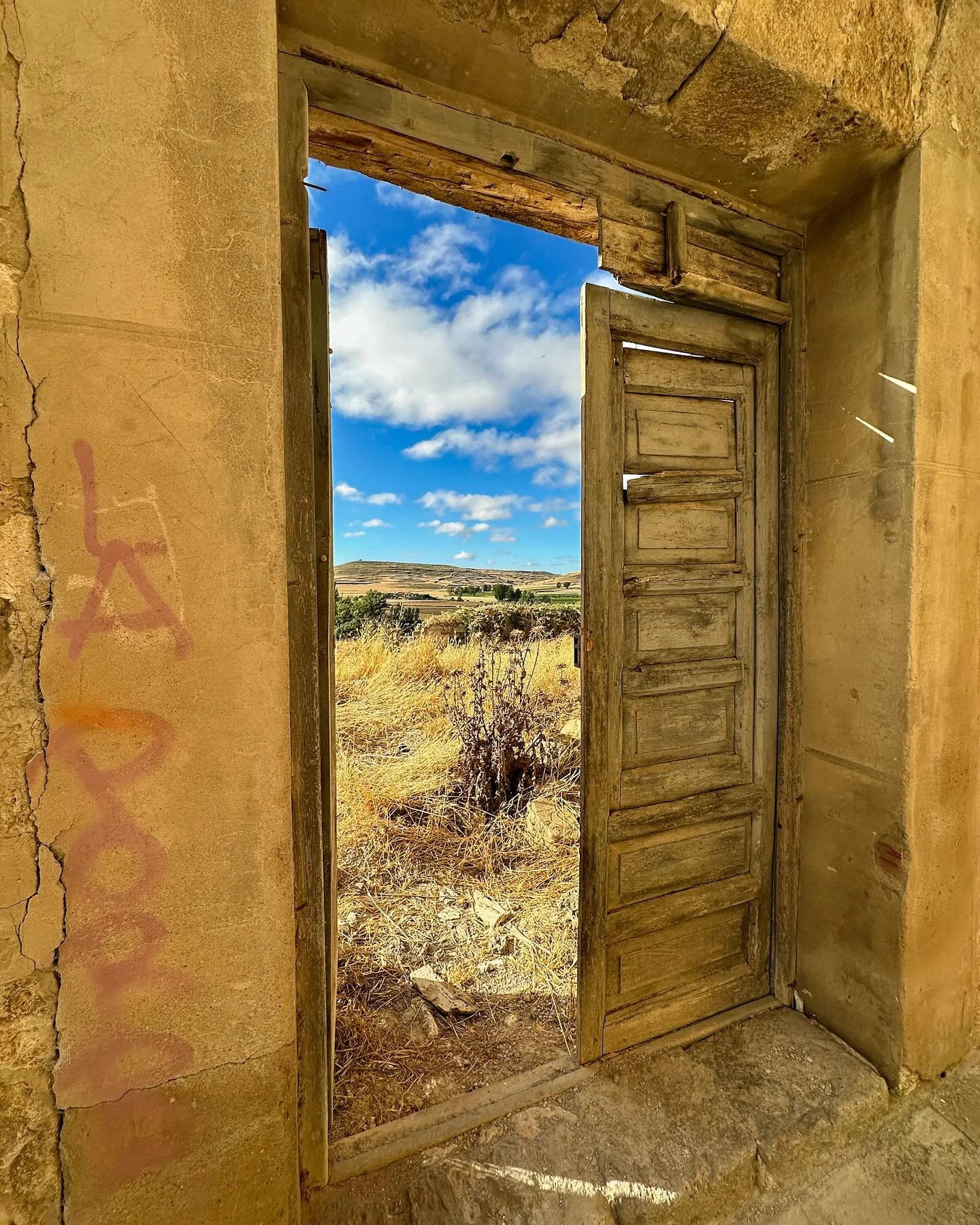 El camino de Santiago, poco a poco. Burgos to Leon this year. 

Member:
@urbexhero
@patina_transport
@exposure_transports
@backroad_visions #brvvip

Also featured by:
@exposure_urbex
@exposure_midnight_
@global_urbex
@nature_takes_over
@renegade_aban