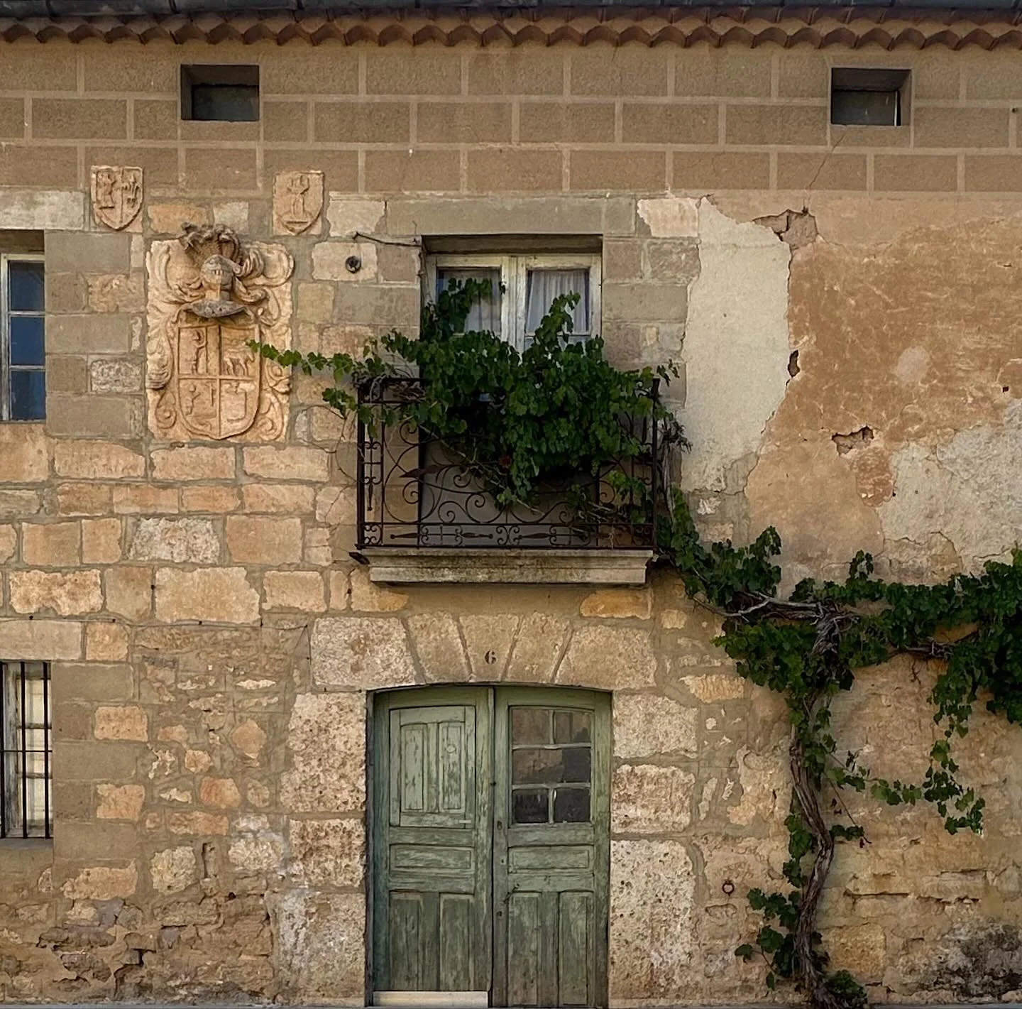 Uninhabited Spanish mansion. 

Member:
@urbexhero
@patina_transport
@exposure_transports
@backroad_visions #brvvip

Also featured by:
@exposure_urbex
@exposure_midnight_
@global_urbex
@nature_takes_over
@renegade_abandoned
@renegade_rides
@renegade_d