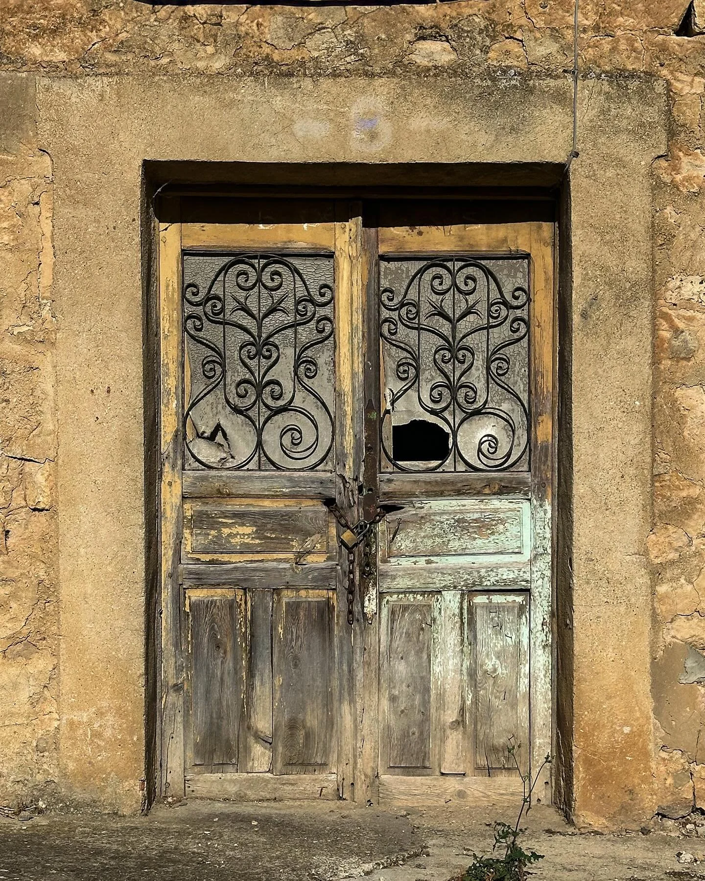 El camino&rsquo;s abandoned doors.

Member:
@urbexhero
@patina_transport
@exposure_transports
@backroad_visions #brvvip

Also featured by:
@exposure_urbex
@exposure_midnight_
@global_urbex
@nature_takes_over
@renegade_abandoned
@renegade_rides
@reneg