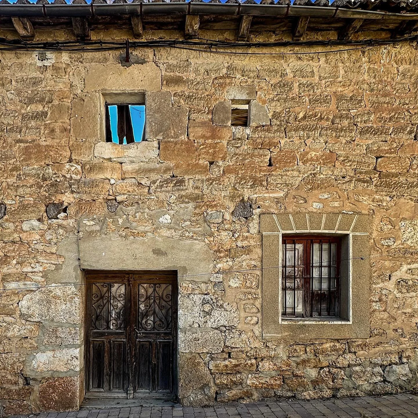 Just a facade &hellip; and more abandoned houses on el Camino.

Member:
@urbexhero
@patina_transport
@exposure_transports
@backroad_visions #brvvip

Also featured by:
@exposure_urbex
@exposure_midnight_
@global_urbex
@nature_takes_over
@renegade_aban