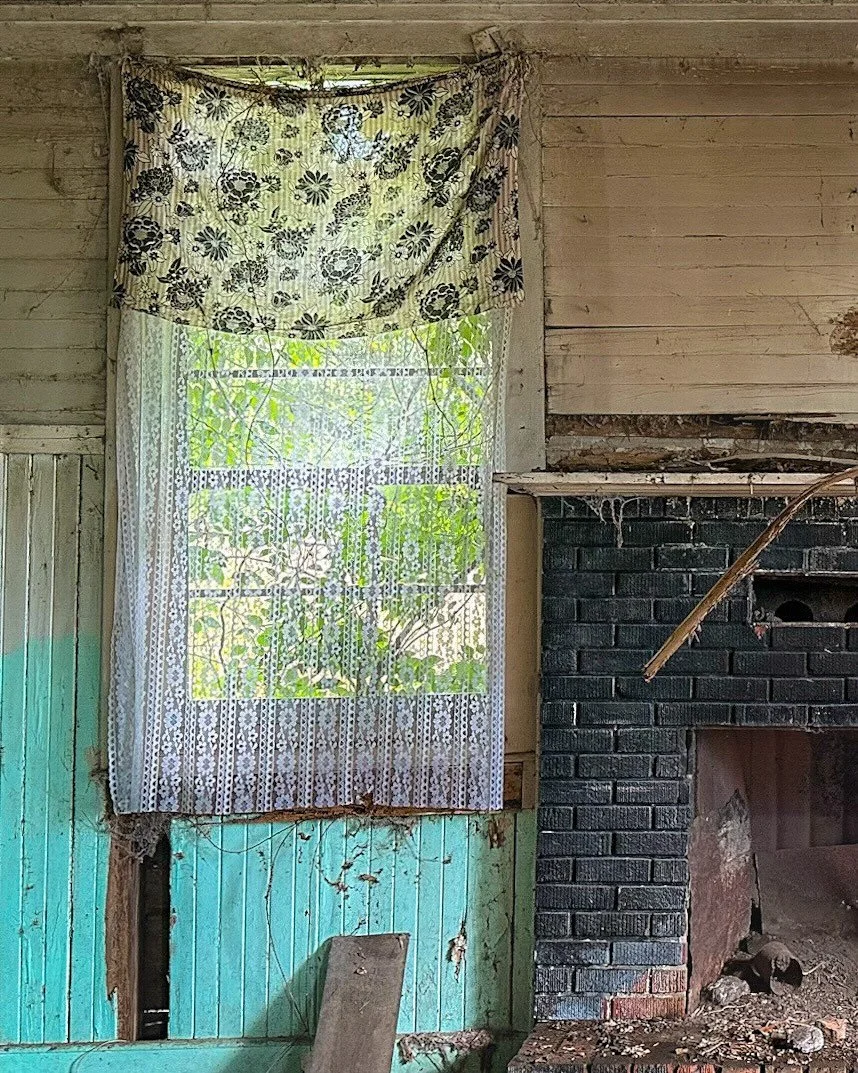 Louisiana house. Pretty sure those are bullet casings on the floor in pic 2. 

Member:
@urbexhero
@patina_transport
@exposure_transports
@backroad_visions #brvvip

Also featured by:
@exposure_urbex
@exposure_midnight_
@global_urbex
@nature_takes_over