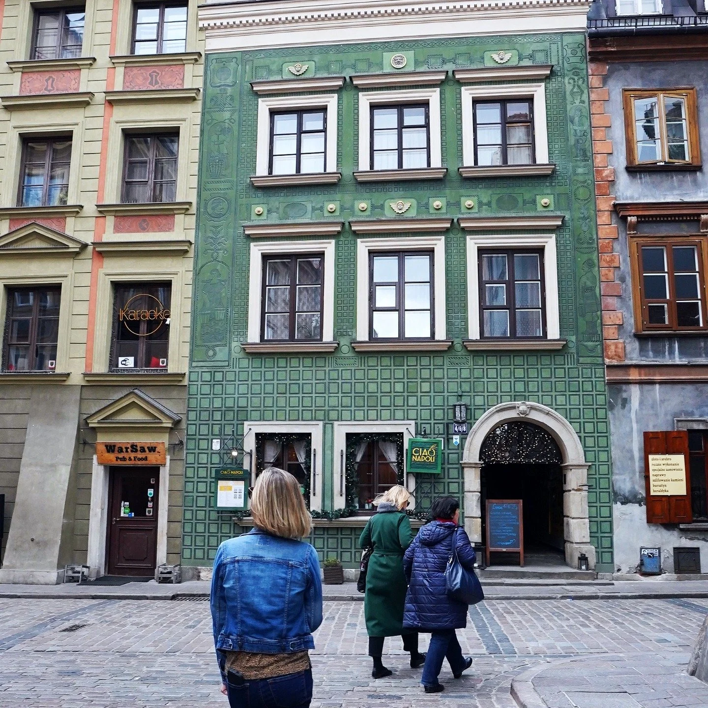 We finally got a chance to put together a recap of our time in Warsaw, where we explored the famous Barbican walls, sipped on warm tea in a medieval cafe and indulged in a whole lot of pierogi.

Feat.
@herbaciarnia_samefusy 
@pierogarniazlota11 
@gos