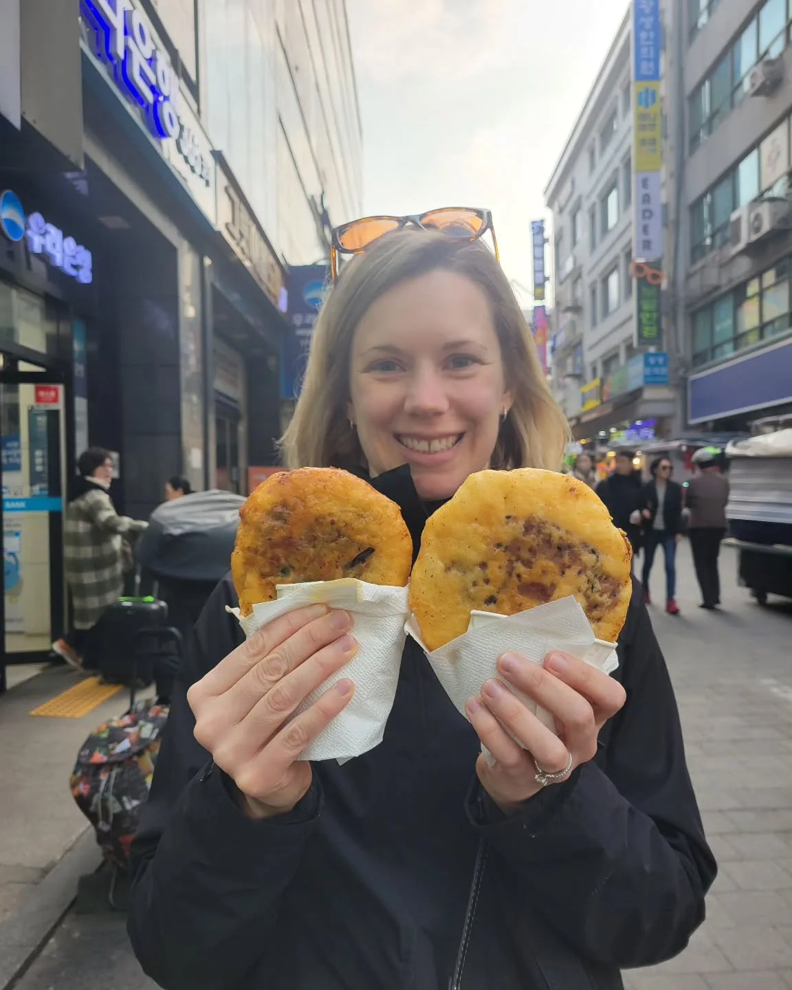 Hotteok, one of our favorite bites in Seoul

#streetfood #seoulstreetfood #koreanfood