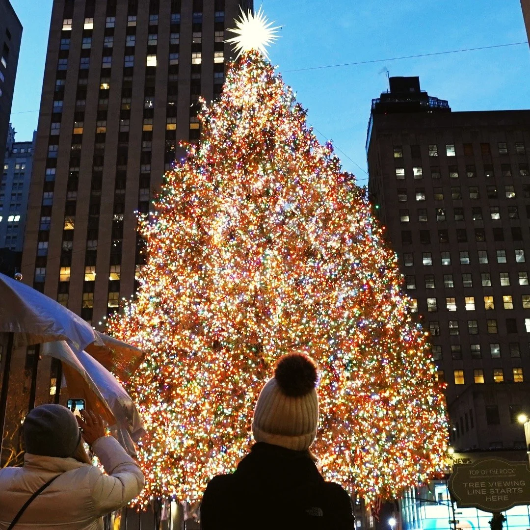 Happy Holidays! Despite freezing temperatures, we did a day trip to Midtown Manhattan to see the @rockefellercenter tree and @macys holiday window displays. After many years, we finally ventured to @russanddaughters and sampled the famous bagel &amp;