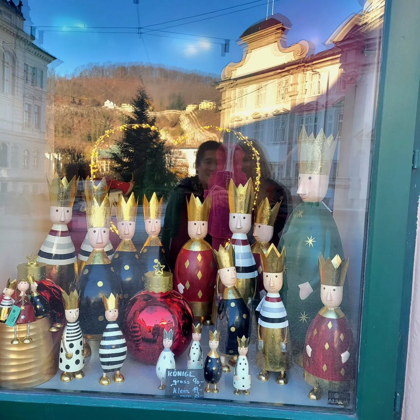 We ❤️ this adorable window display

#reflectiongram #reflection #window #windowdisplay #christmas #christmastime #austria #salzburg