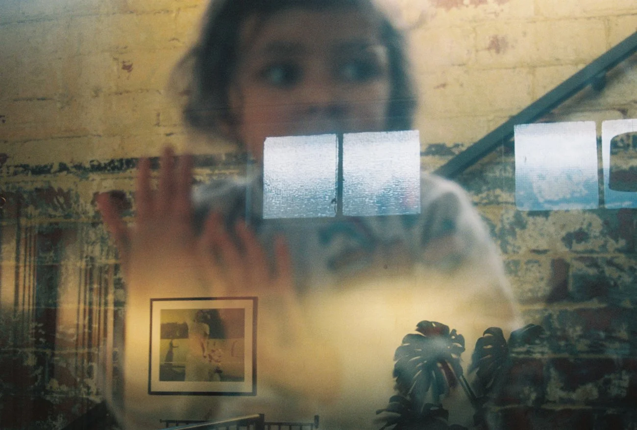 photography-portfolio-child-through-glass.001.jpg