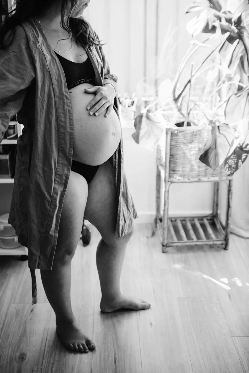 family-portraiture-mother-pregnant-in-kitchen.001.jpg