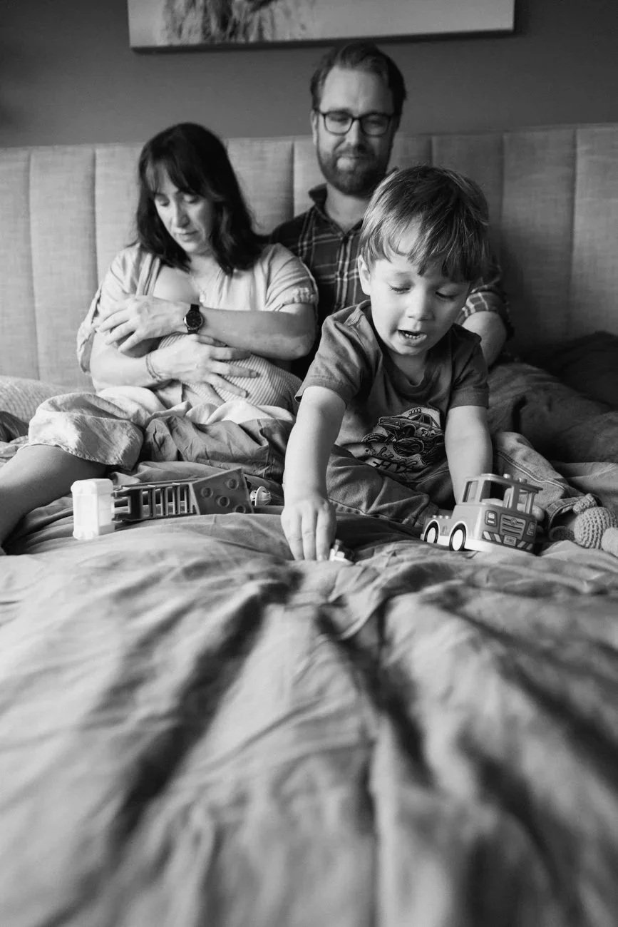 family-portraiture-family-resting-on-bed.003.jpg