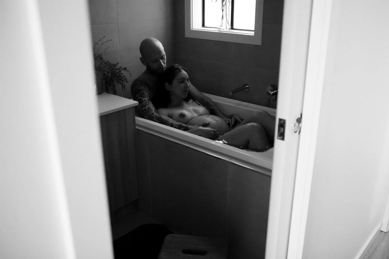 family-portraiture-couple-in-bath.006.jpg