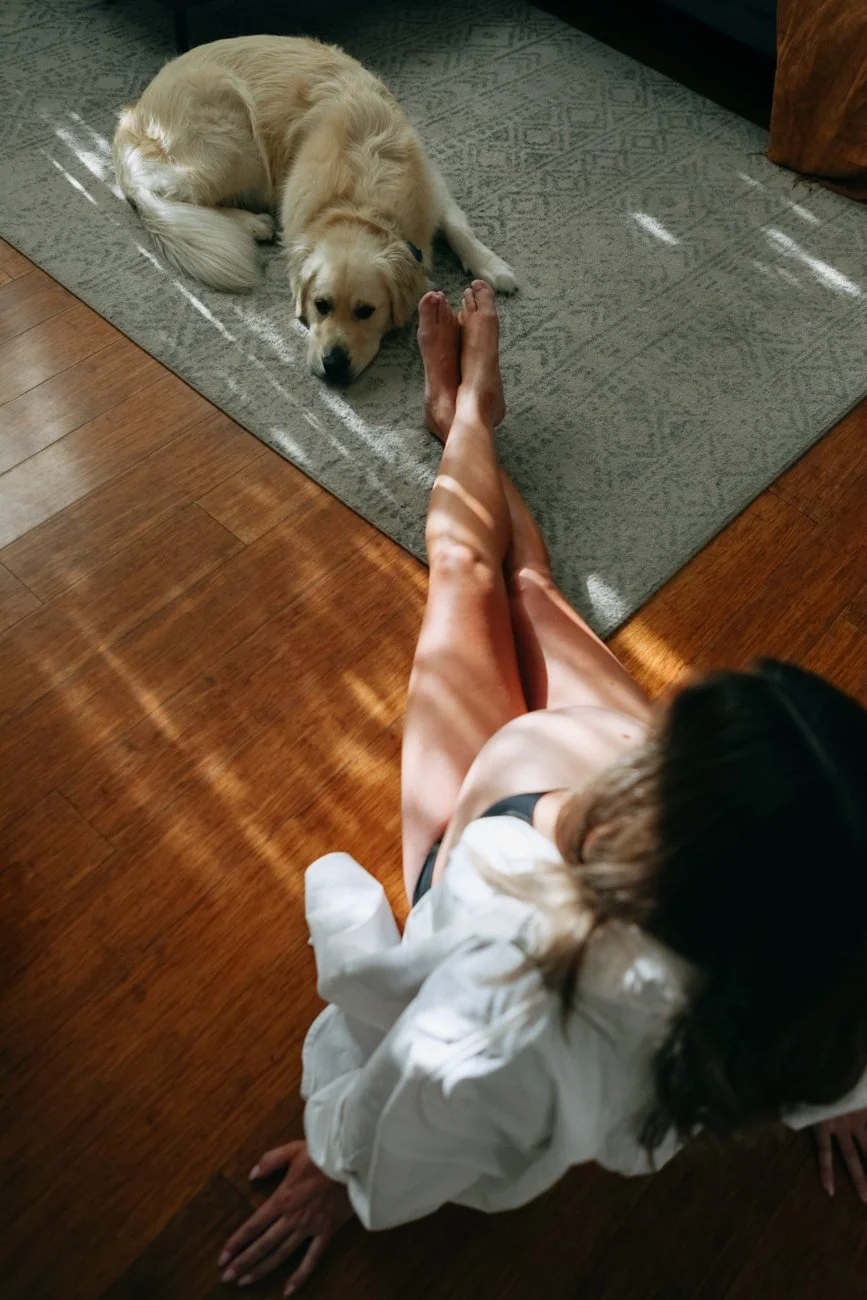 family-portraiture-pregnant-woman-with-dog.006.jpg