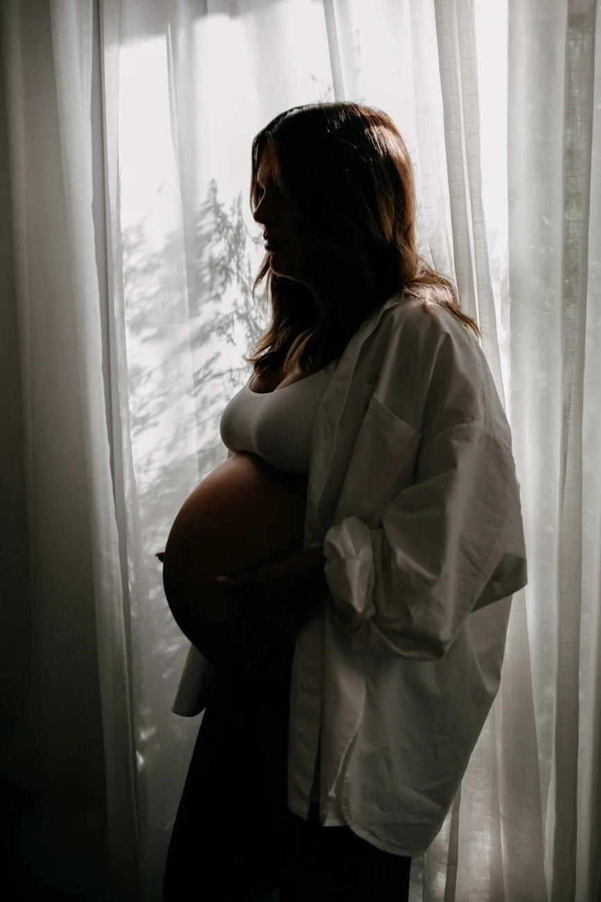 family-portraiture-pregnant-woman-curtain-shadow.001.jpg