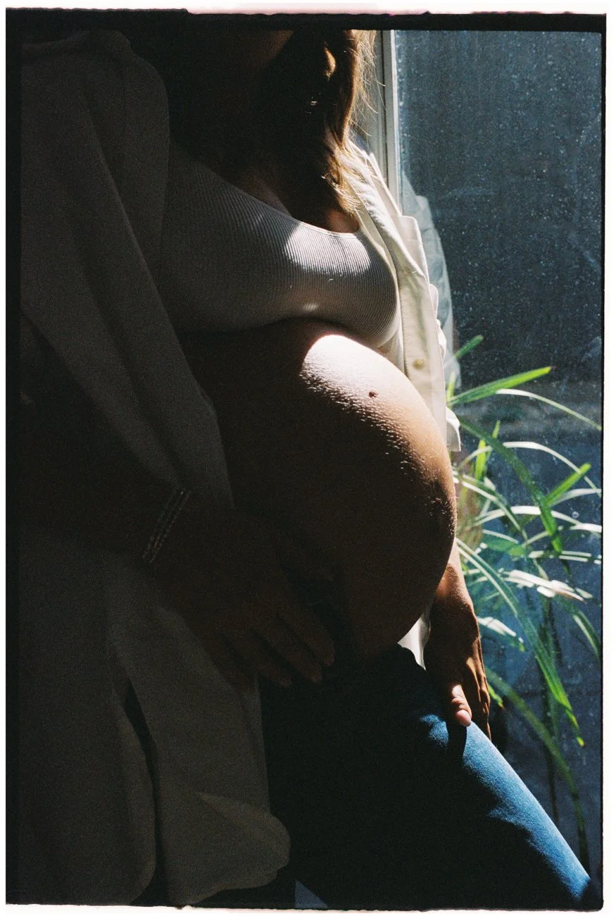 family-portraiture-pregnant-woman-light-shadow.001.jpg