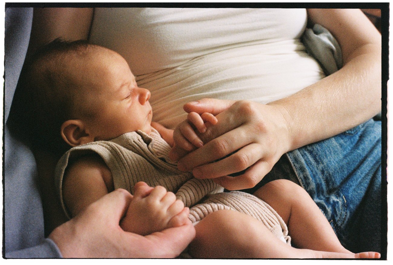 family-portraiture-newborn-in-parents-arms.002.jpg
