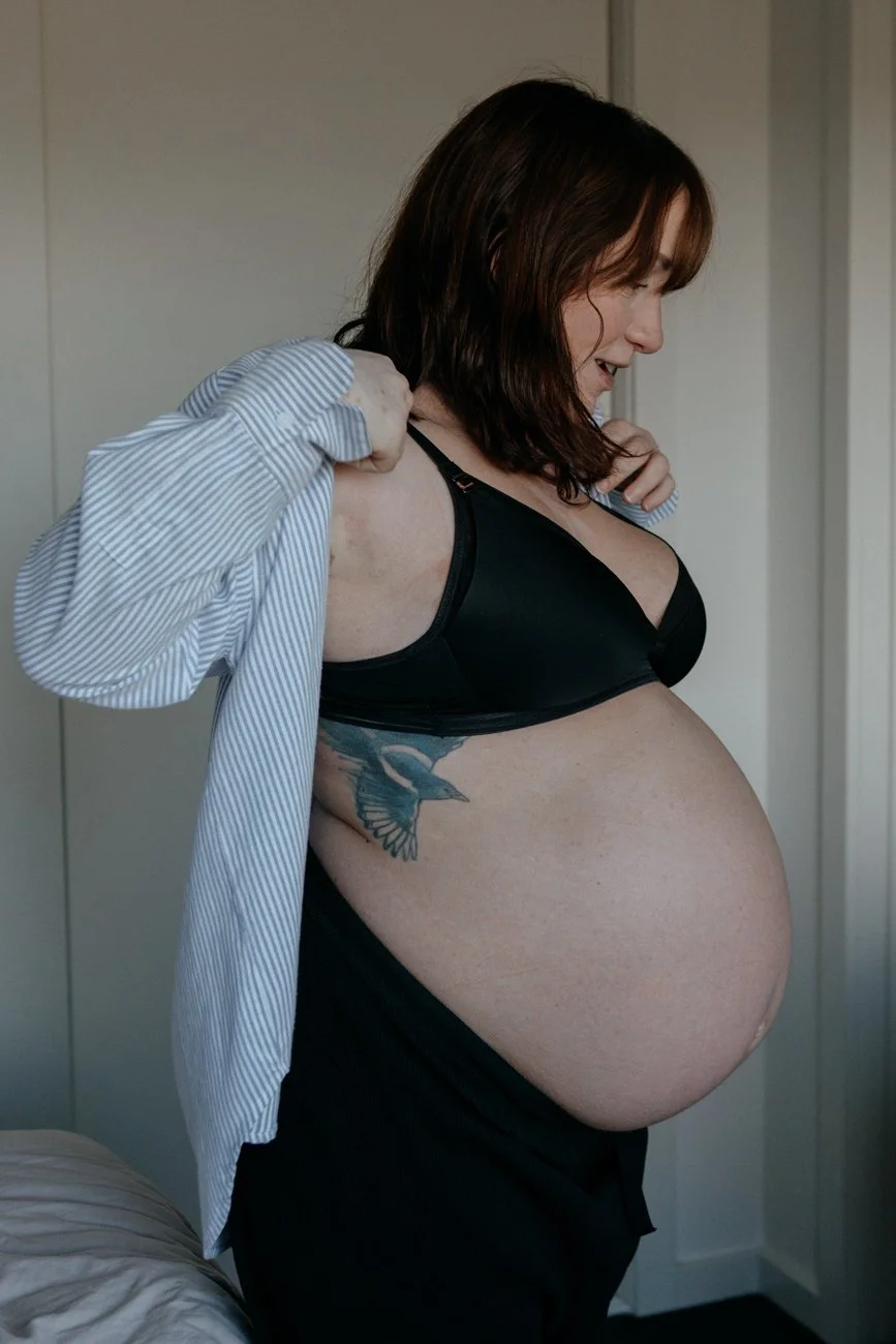 family-portraiture-pregnant-mother-dressing.001.jpg