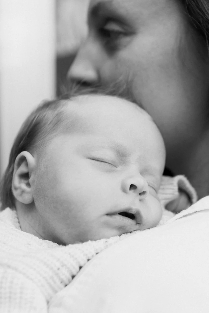 family-portraiture-baby-sleeping-on-mums-shoulder.001.jpg