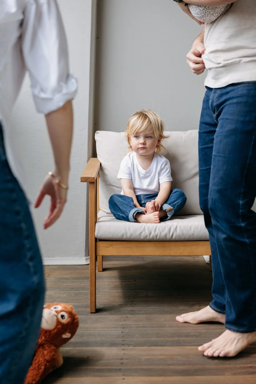 family-portraiture-child-on-chair.001.jpg