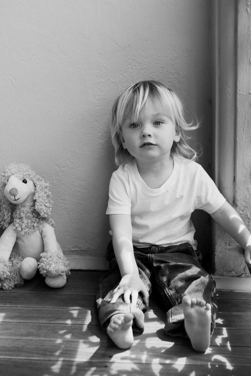 family-portraiture-child-with-teddy-bear.001.jpg