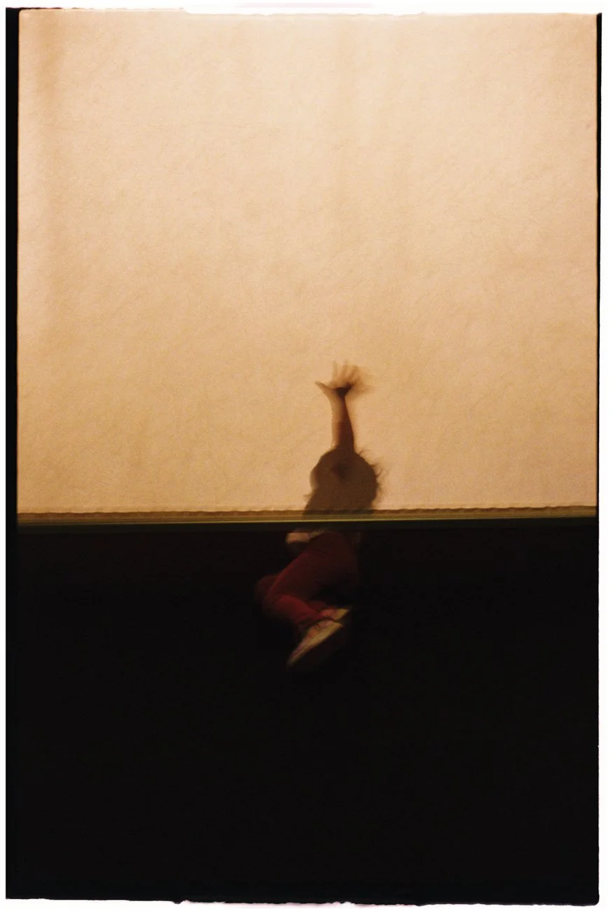 family-portrait-child-shadow-at-science-works.001.jpg