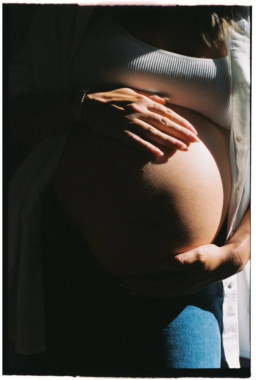 family-portraiture-pregnant-belly-in-shadow.002.jpg
