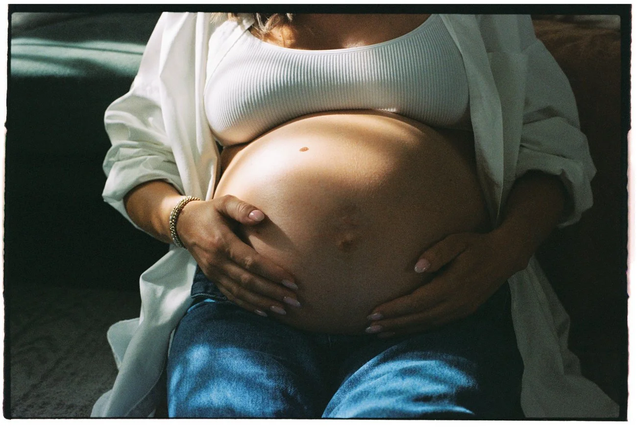 family-portraiture-pregnant-woman-in-shadow.005.jpg