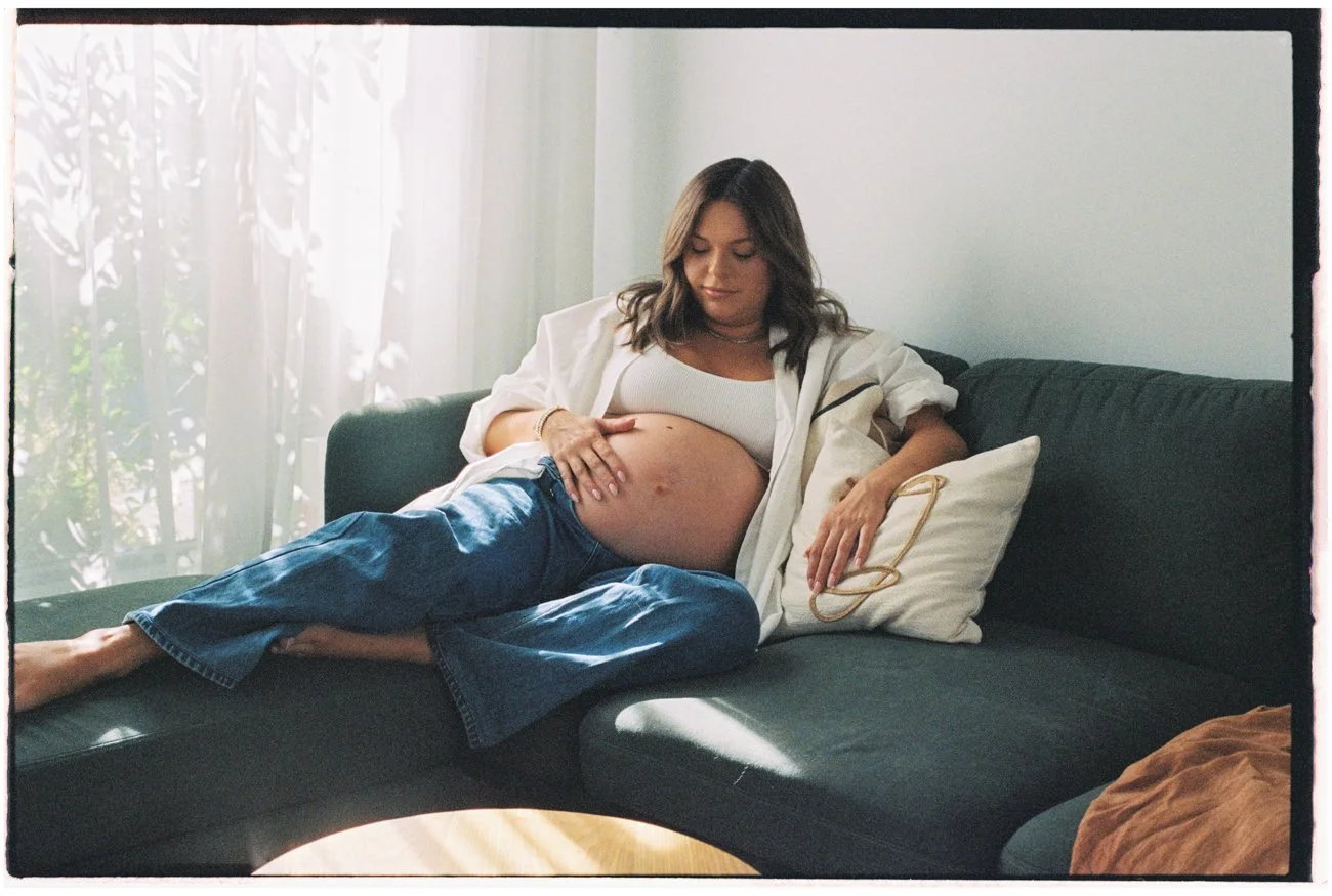family-portraiture-pregnant-woman-on-couch.001.jpg