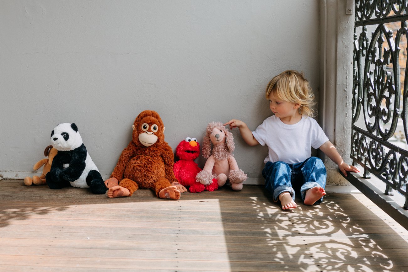 family-portraiture-child-with-teddy-bears.001.jpg