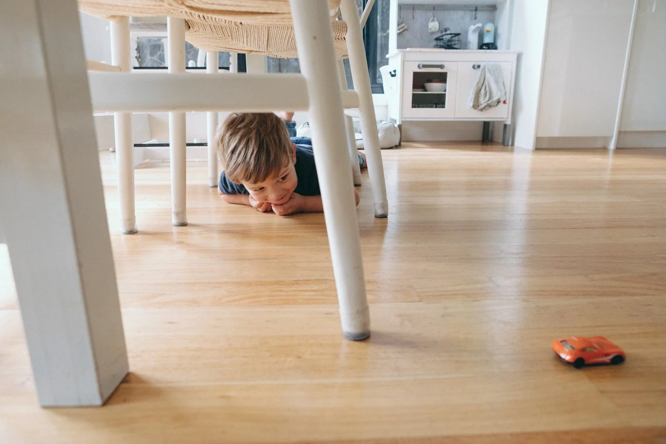 family-portraiture-child-under-table.001.jpg