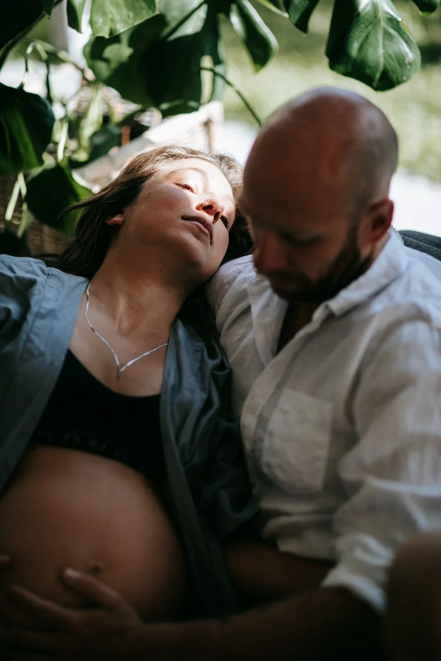 family-portraiture-mother-father-reclining.001.jpg