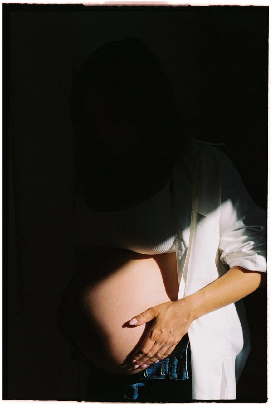 family-portraiture-pregnant-belly-in-shadow.001.jpg