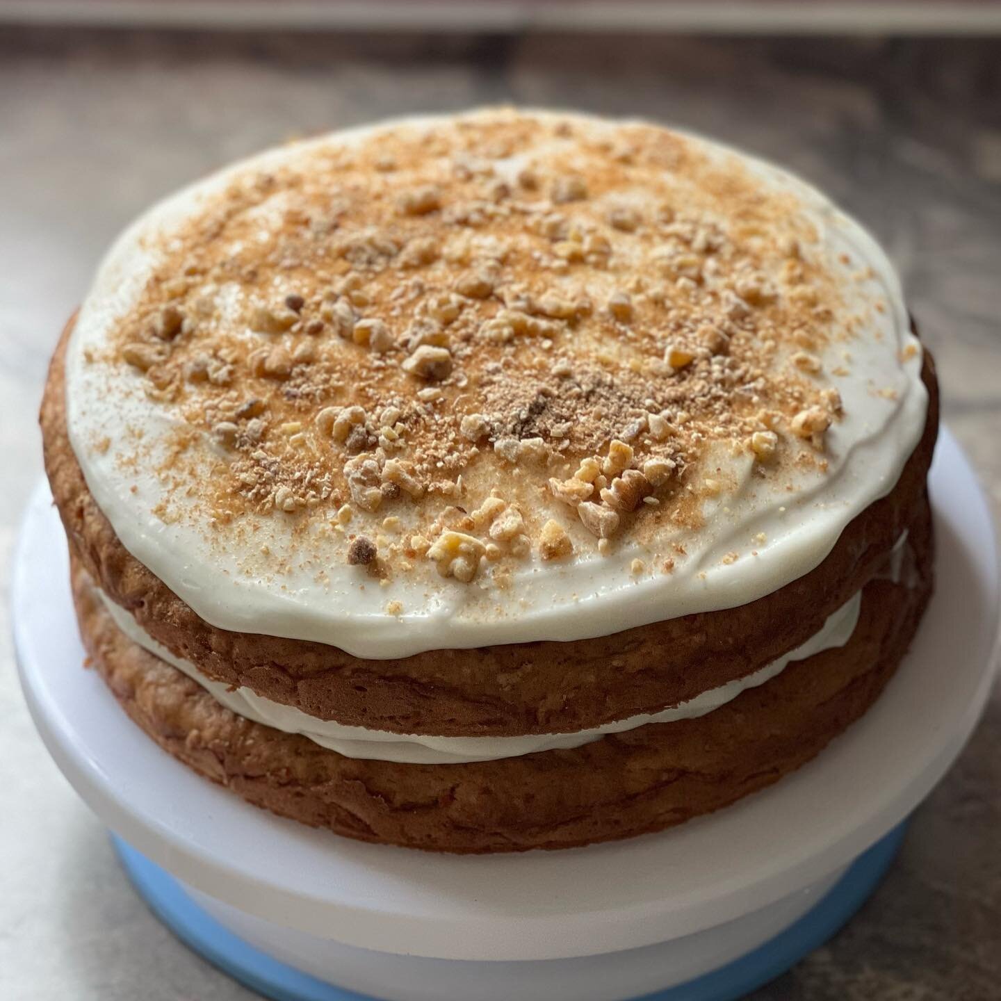 Carrot &amp; Ginger &ldquo;hurl together what you&rsquo;ve got in the cupboards&rdquo; Dairy &amp; Gluten Free Birthday cake for @thomascrossley_ 🥕👩&zwj;🌾🧑🏽&zwj;🌾🎂

You too can bake your own hurl it together cake by distractedly guessing propo