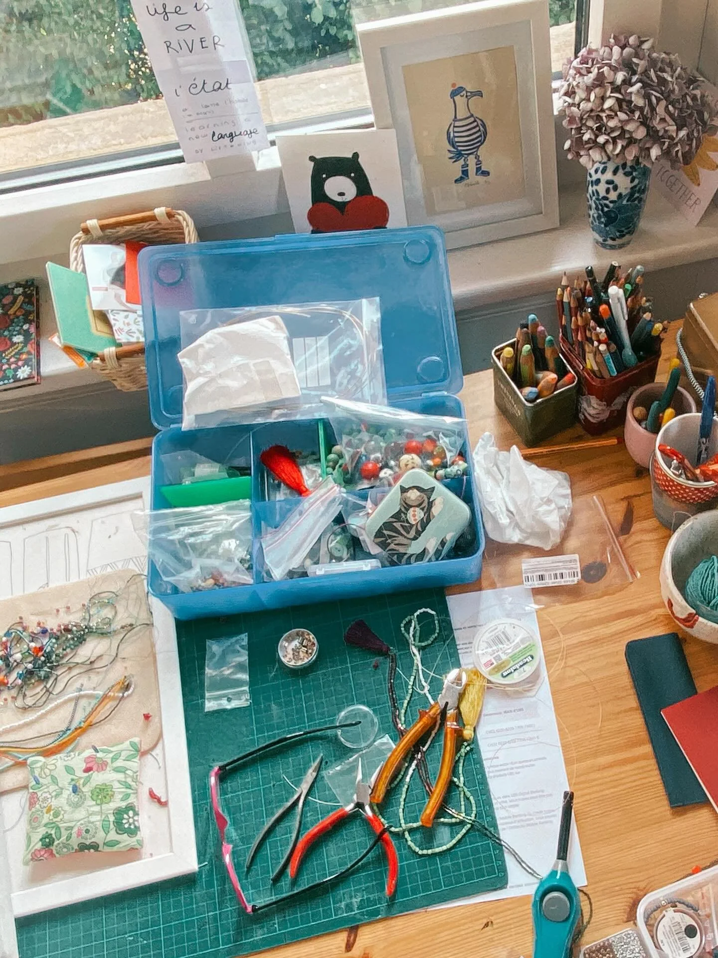 Par ici, c&rsquo;est le royaume du bazar cr&eacute;atif.
Oui, je sais&hellip; il y aurait s&ucirc;rement quelque chose &agrave; &laquo; am&eacute;liorer &raquo;.
Mais j&rsquo;apprends aussi &agrave; accepter que c&rsquo;est le bazar &mdash; et que c&