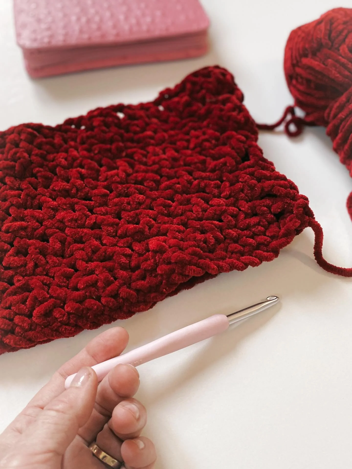 🧶 En cours.
Un tour de cou au crochet, en fil chenille.

Ce n&rsquo;est sans doute pas le fil le plus adapt&eacute;.
Mais il est doux. Vraiment doux.

Je continue quand m&ecirc;me.
Parce qu&rsquo;il respecte ma nuque.
Parce qu&rsquo;il me permet de 