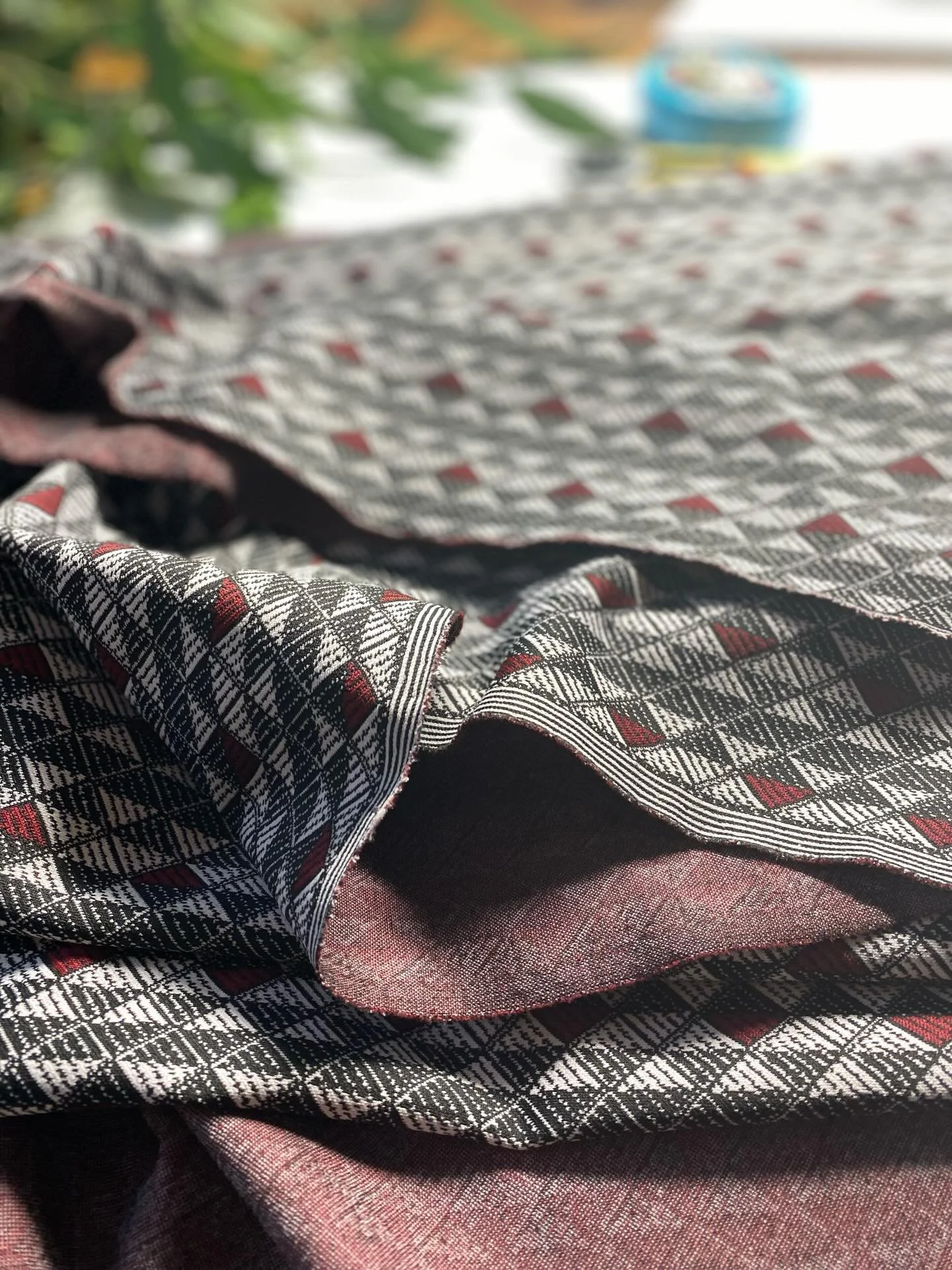 J&rsquo;ai achet&eacute; ce tissu &agrave; Paris.
J&rsquo;avais un doute, d&eacute;j&agrave;.
Mais j&rsquo;aimais la mati&egrave;re. Et parfois, &ccedil;a suffit pour dire oui.

Je cherche depuis longtemps &agrave; refaire une robe que j&rsquo;adore.