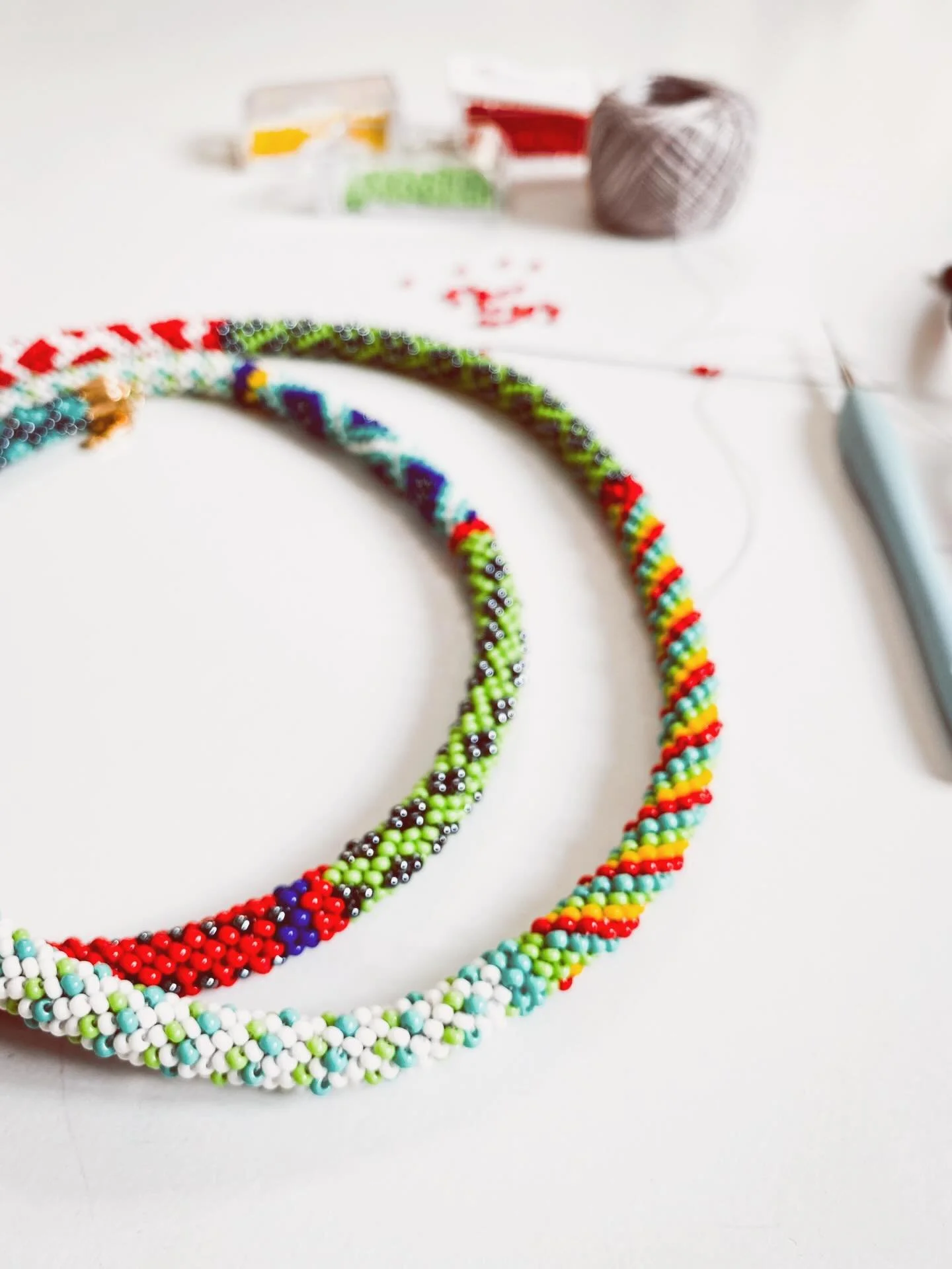 De pr&egrave;s,
ce n&rsquo;est pas si compliqu&eacute;.

Du fil.
Des perles.
Un crochet.
Des mains.
Et du temps. Beaucoup de temps&hellip;

(et des lunettes loupes 😝)