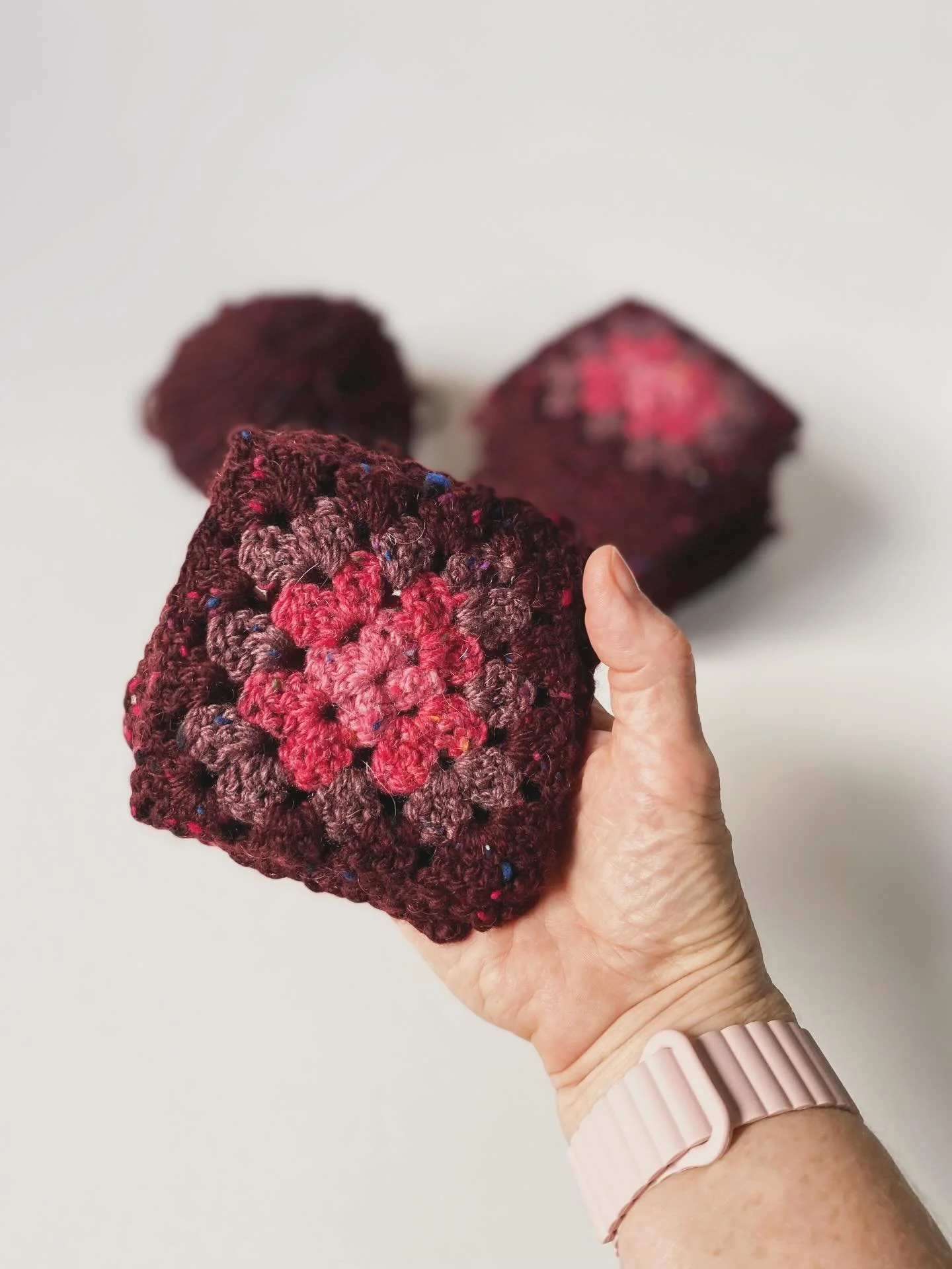 Je vous avais montr&eacute; les d&eacute;buts de ce cache-col en granny squares.
Voici l&rsquo;&eacute;tape interm&eacute;diaire.
Celle du &ldquo;blocage&rdquo;. 

Au d&eacute;part, j&rsquo;ai cru &ecirc;tre maligne :
assembler les carr&eacute;s d&rs