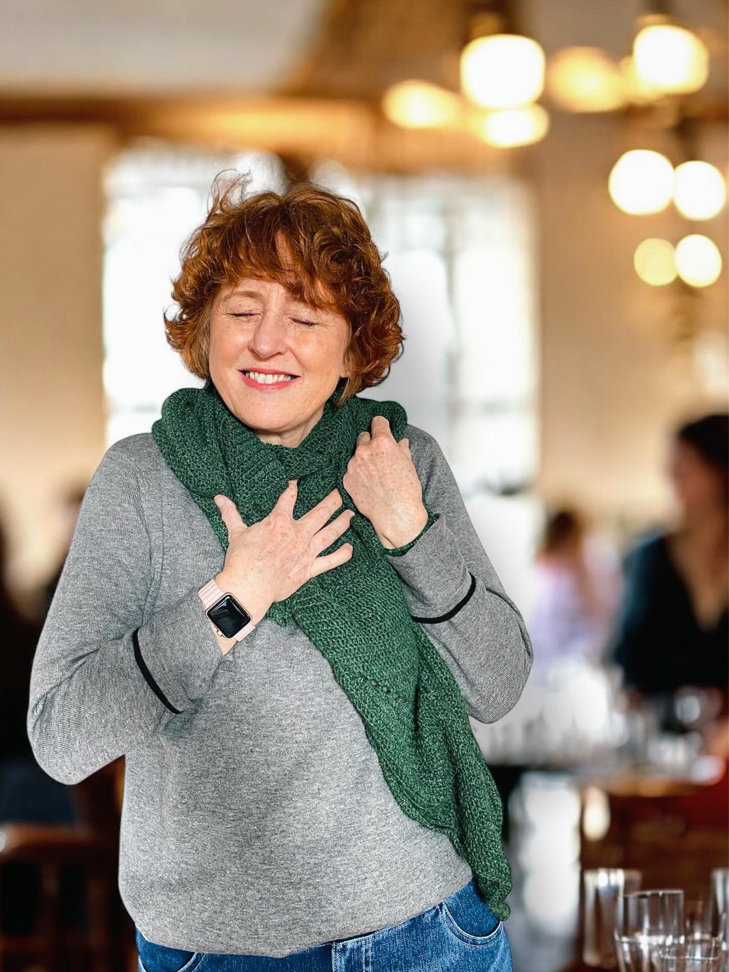 Cette &eacute;charpe, je me souviens l&rsquo;avoir crochet&eacute;e &agrave; l&rsquo;a&eacute;roport de Naples, au printemps. C&rsquo;est dire peu dire que je l&rsquo;ai faite lentement, sporadiquement. 

Au d&eacute;part, je suivais le patron sans t