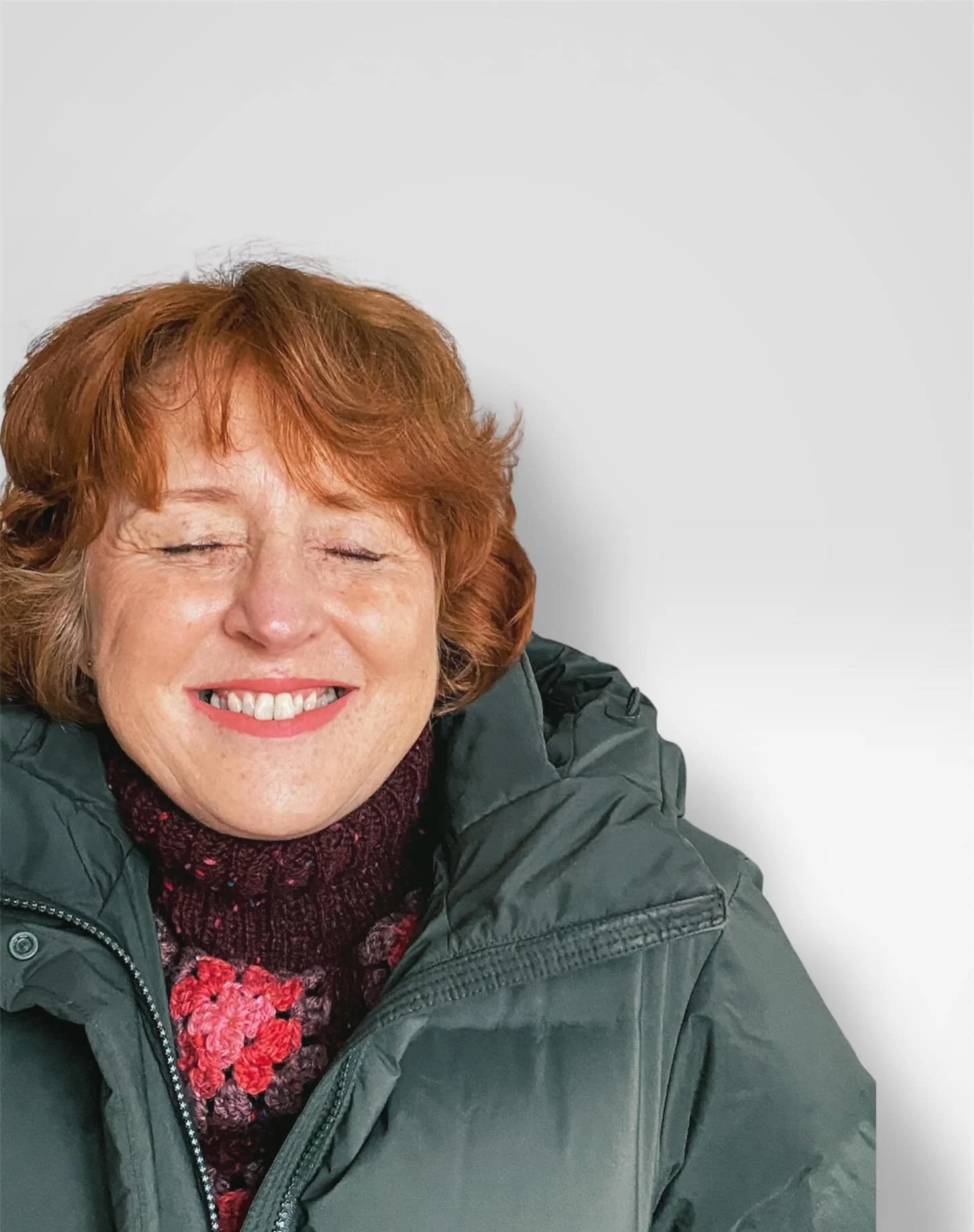 Un cache-cou.
Des granny squares.
Une id&eacute;e vue dans un livre,
un peu d&eacute;cevante en vrai.

Sous une veste, je le trouve plut&ocirc;t chouette.
Il est m&ecirc;me pens&eacute; pour &ccedil;a.
Et &agrave; l&rsquo;&acirc;ge de la m&eacute;nop