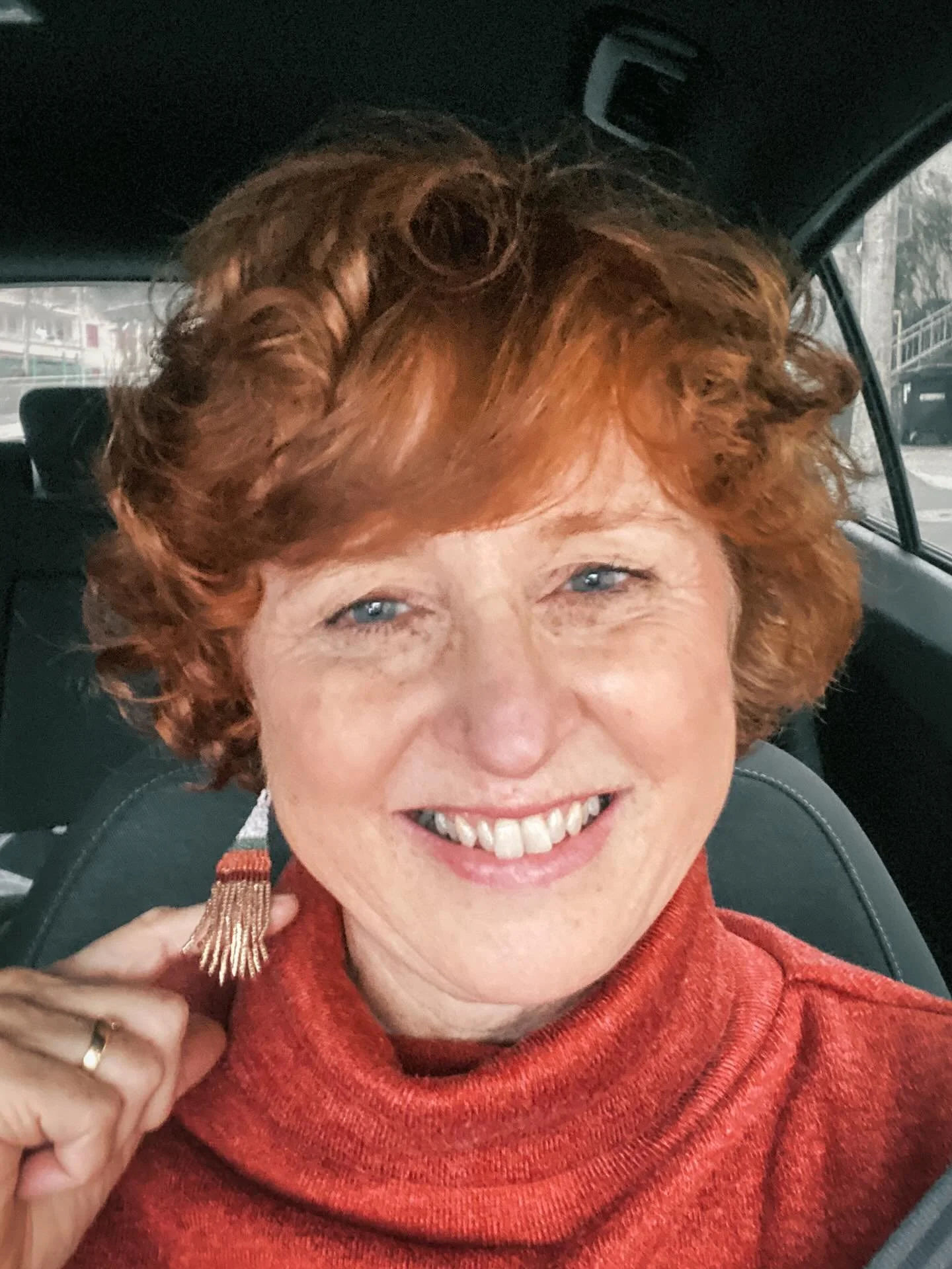 La fille qui fait sa maligne... 🤪
Pull : fait maison.
Boucles d&rsquo;oreilles : faites maison aussi.

Voil&agrave;. C&rsquo;&eacute;tait important de le dire.😆