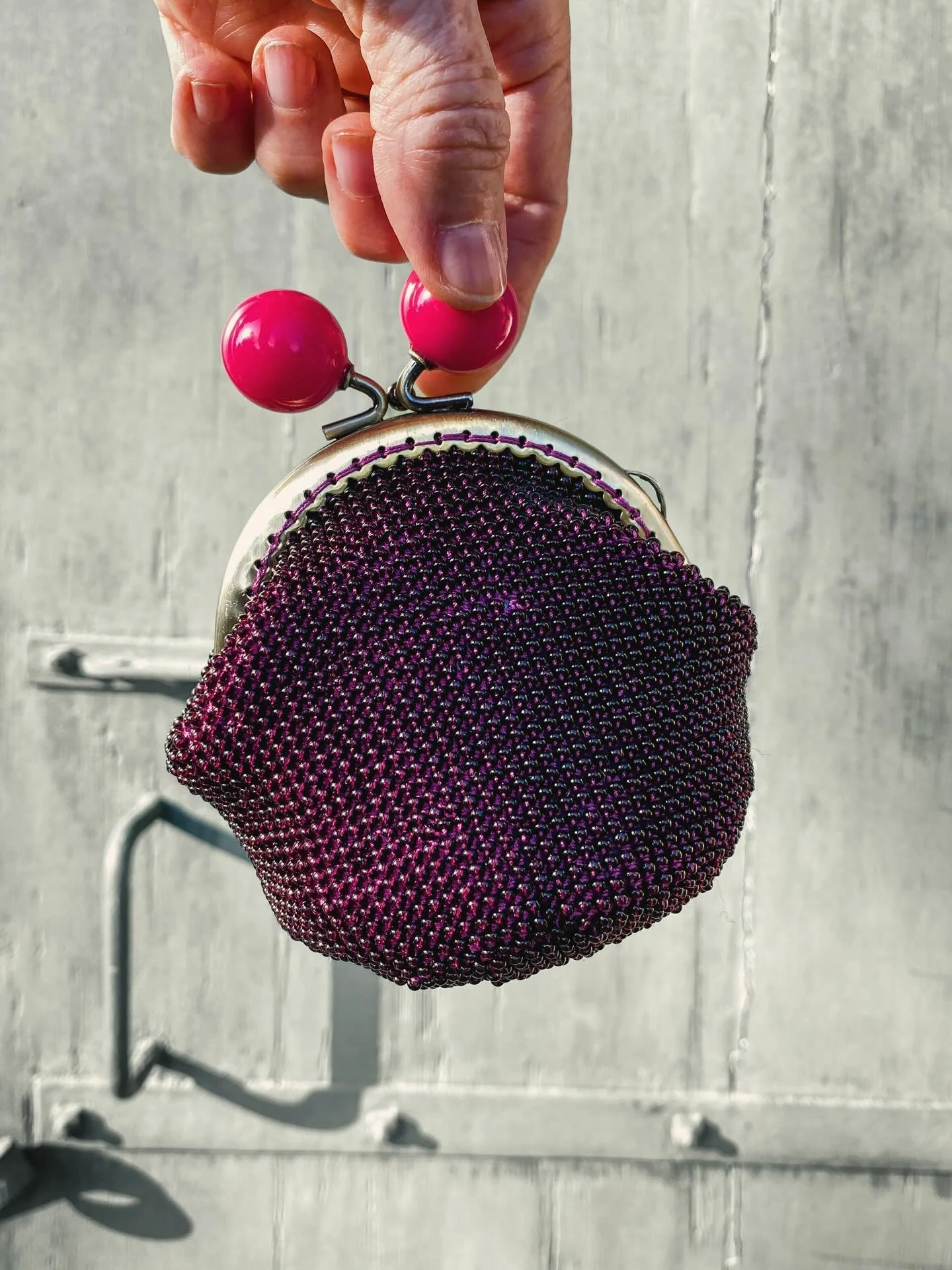 Cette pochette contient environ 2 500 perles!
Quarante grammes de rocailles 9/0, enfil&eacute;es une par une sur un fil avant m&ecirc;me de pouvoir commencer &agrave; crocheter. Et seulement apr&egrave;s, le crochet commence. Une maille, une perle. E