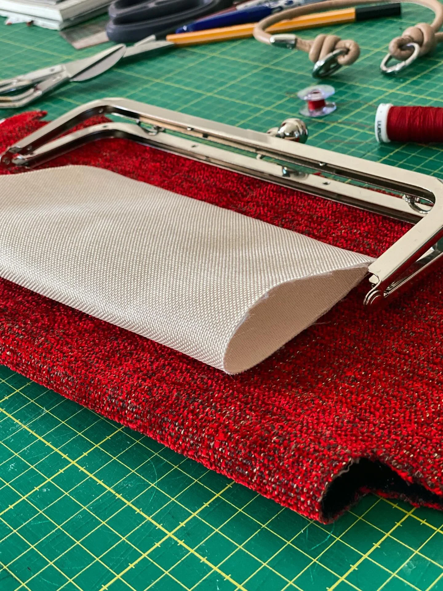 Une pochette, juste avant d&rsquo;&ecirc;tre cousue et mont&eacute;e. Juste avant la colle et le moment de v&eacute;rit&eacute;. Le moment o&ugrave; on esp&egrave;re encore que, cette fois, &ccedil;a sera parfait. Le moment avant le r&eacute;el &mdas