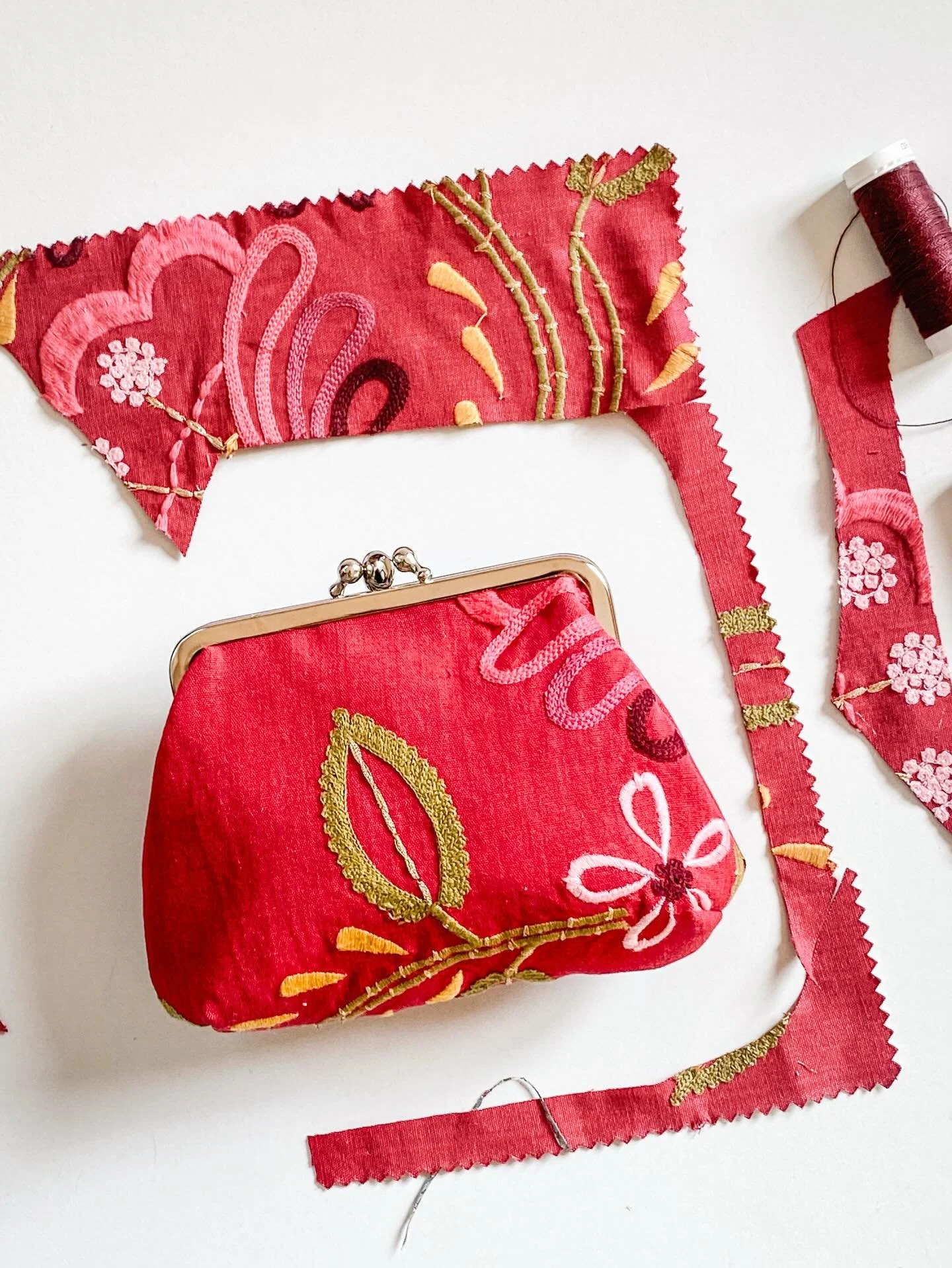 Je me suis remise aux pochettes &agrave; fermoir.

Parce que j&rsquo;ai re&ccedil;u des &eacute;chantillons de tissus d&rsquo;un tapissier d&eacute;corateur&hellip; et que franchement, c&rsquo;&eacute;tait impossible de faire autrement.

Ces tissus-l